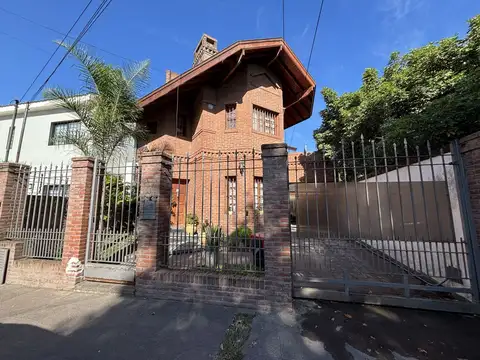 Casa de categoría con 3 dormitorios, quincho y jardín