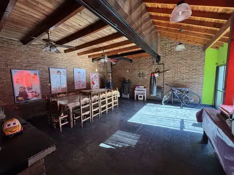 Casa de categoría con 3 dormitorios, quincho y jardín