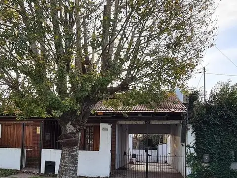 Casa en venta - 2 Dormitorios 1 Baño - Cochera - 283Mts2 - Mar del Plata