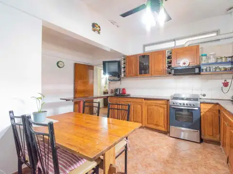 VENTA CASA 5 AMBIENTES +COCHERA 3 AUTOS V.MARTELLI