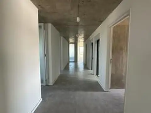 Oficina 8 ambientes con 2 baños