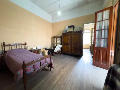 Venta de casa de tres ambientes con local en Haedo Sur