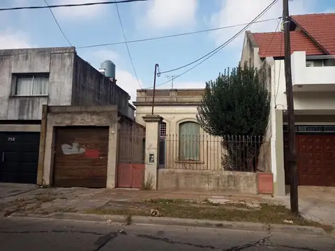 Venta de casa de tres ambientes con local en Haedo Sur