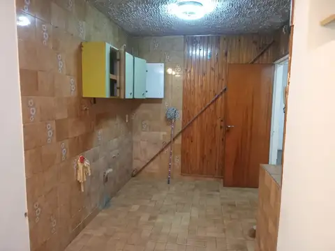 Casa 3 amb. con patio y fondo - VENTA