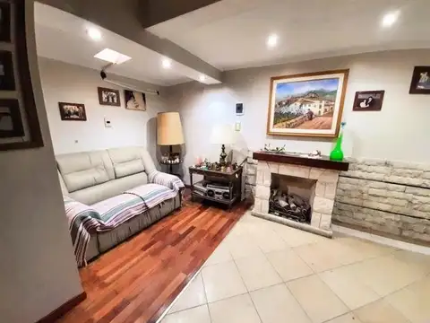 Venta Casa de 3 dormitorios   comodín con cochera y terraza en barrio San Martin