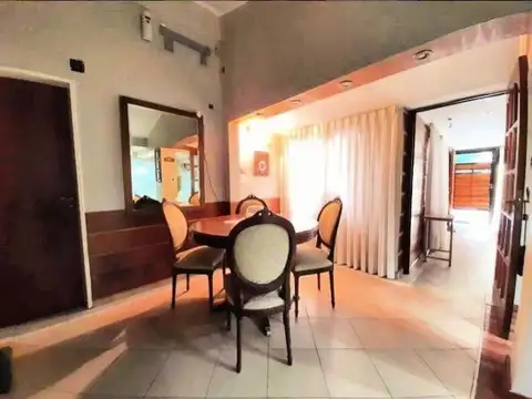Casa 6 ambientes con 2 baños