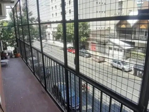 DEPTO 4 AMB C/ BALCON CORRIDO AL FRENTE