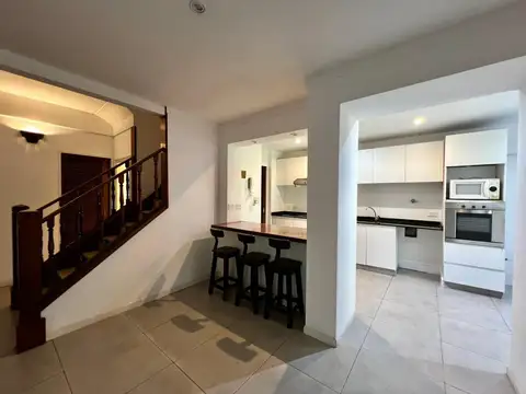 Casa en Alquiler con 2 cocheras