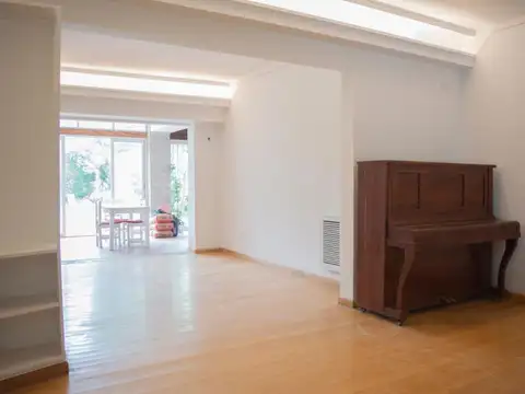 Casa en Alquiler con 2 cocheras
