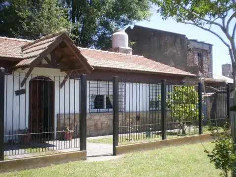 Casa 3 Ambientes en El Barrio El Jardin