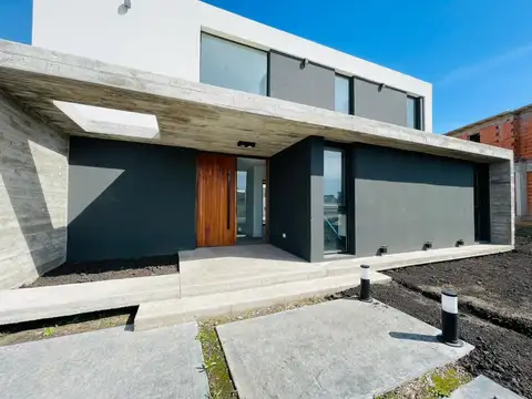 Casa en Rumenco Joven de cuatro ambientes con piscina a estrenar