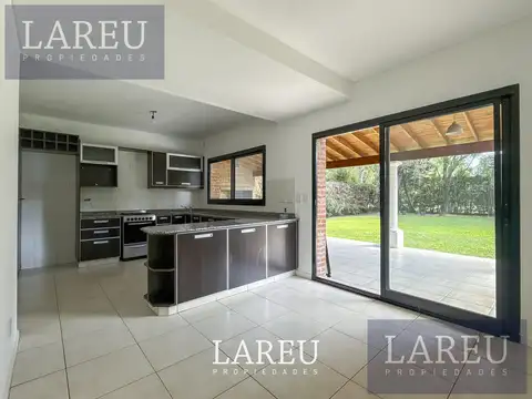 Casa en Venta con 4 cocheras