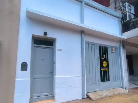 CASA CÉNTRICA CON 1 DORMITORIO, PATIO Y COCHERA.