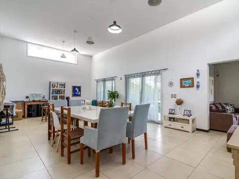 Casa 6 ambientes con 3 baños