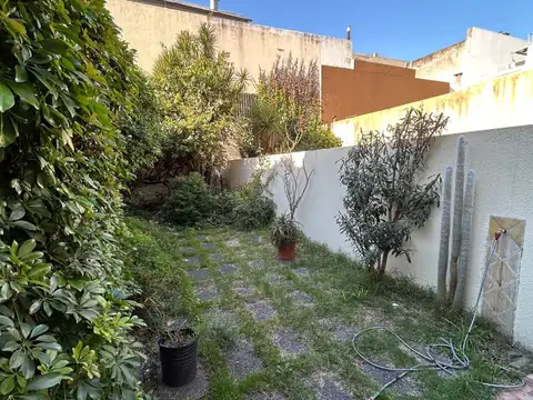 Hermoso duplex 4 amb de 4 x 33 mts  con garage para 2 autos y patio + jardin