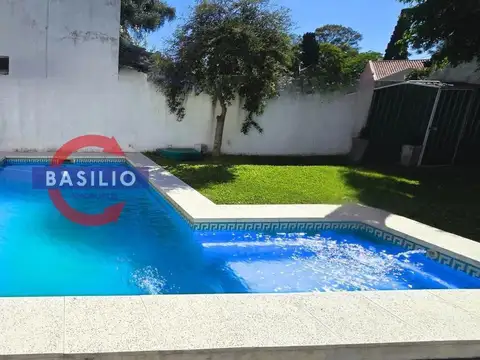 VENTA CASA 4 AMBIENTES EN LOTE PROPIO CON COCHERA, JARDÍN, PILETA Y QUINCHO EN CARAPACHAY