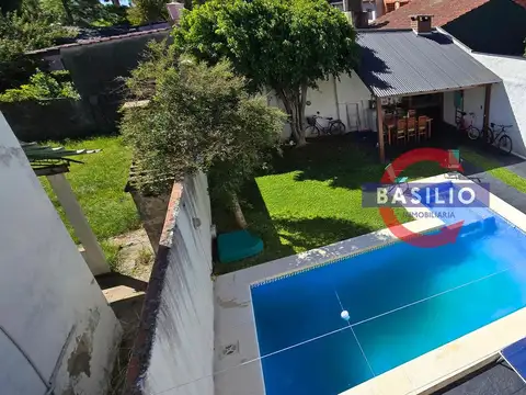 VENTA CASA 4 AMBIENTES EN LOTE PROPIO CON COCHERA, JARDÍN, PILETA Y QUINCHO EN CARAPACHAY