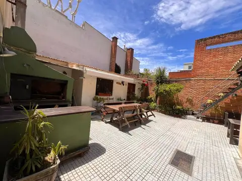 VENDE CASA EN PUNTA CARRETAS 3 DOR. PATIO Y PARILL