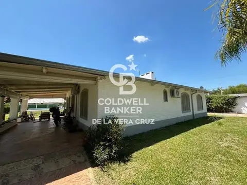CASA, QUINCHO, PILETA Y BAJADA AL RIO .