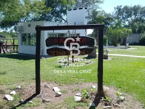 CASA, QUINCHO, PILETA Y BAJADA AL RIO .