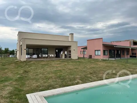 Casa en Venta con 2 cocheras