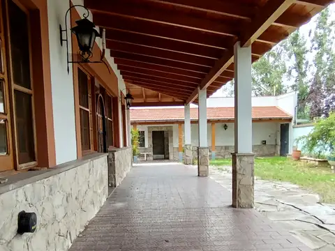 Propiedad en esquina con gran terreno y potencial de desarrollo