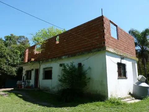 CASA + DEPARTAMENTO EN GRAN SUPERFICIE DE LOTE