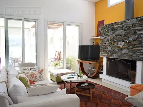 Casa 4 ambientes con 2 baños