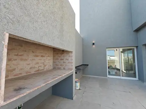 Casa 4 ambientes con 2 baños