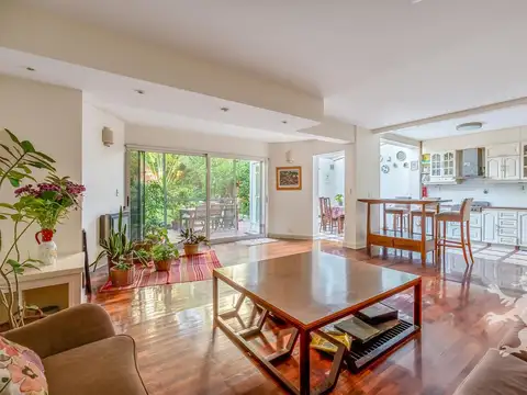 HERMOSA CASA - VENTA -  5 AMBIENTES - AMPLIO JARDIN - COGHLAN