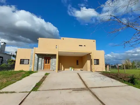 Casa 6 ambientes con 2 baños
