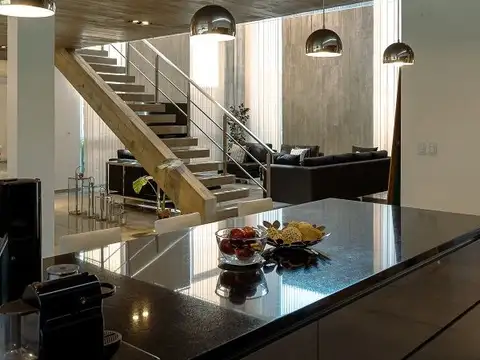 Casa 4 ambientes con 5 baños