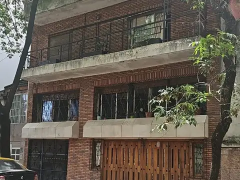 Casa en 3 niveles, de 4 dormitorios + dependencia, con gran garage, baulera, terraza y quincho