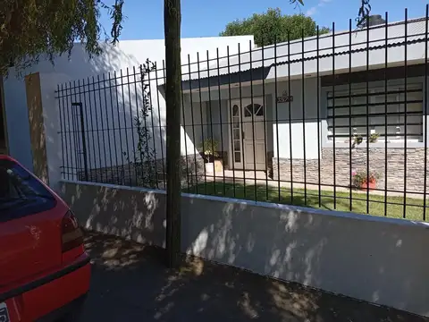 CASA EN VENTA LOS HORNOS 58 E/ 166 y 1678 QUINCHO PILETA