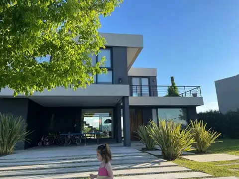 Casa  al agua en venta Barrio Acacias , Puertos del Lago