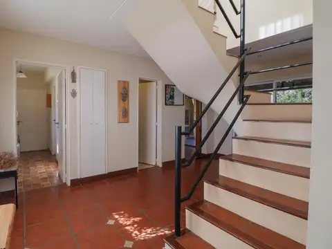 Venta Casa 5 ambientes con parrilla y pileta en el privilegiado barrio El Aromo