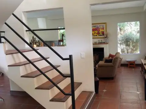 Venta Casa 5 ambientes con parrilla y pileta en el privilegiado barrio El Aromo