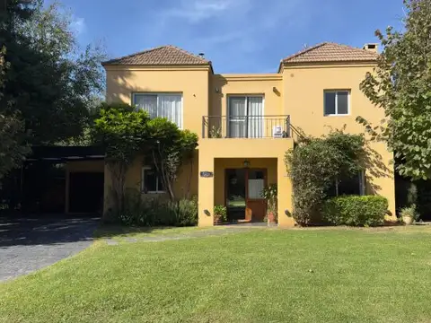 Venta Casa 5 ambientes con parrilla y pileta en el privilegiado barrio El Aromo