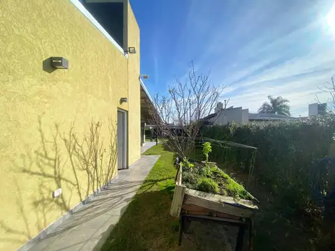 Casa a la venta de 2/3 dormitorios en Punta Chacra - Roldán. Apta crédito.