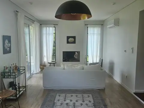 Casa en Alquiler con 4 cocheras