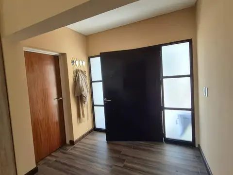 Casa en Alquiler con 3 cocheras
