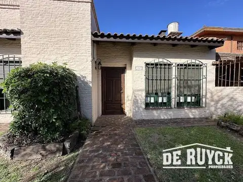 Casa 4 ambientes con 2 baños