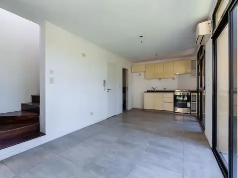 Casa en alquiler barrio fisherton 2 dormitorios duplex jardin parrillero pileta luminoso