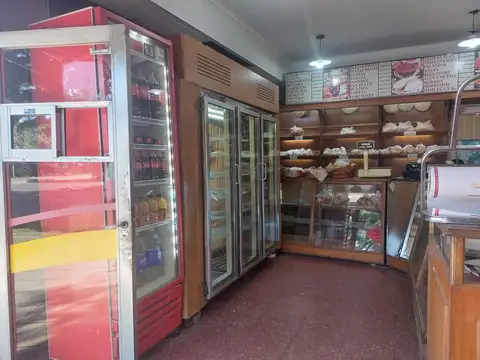 VENTA LOCAL EN ESQUINA BERAZATEGUI-oportunidad 