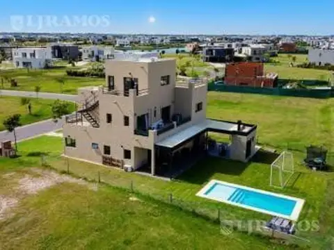 Casa de 3 pisos a la venta con piscina Increibles vistas PGA