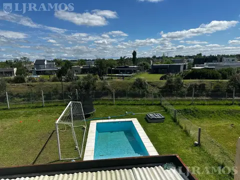 Casa de 3 pisos a la venta con piscina Increibles vistas PGA