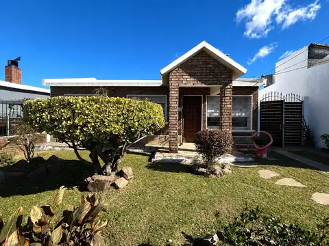 CASA EN LAS PIEDRAS-TERRENO-JARDIN-COCHERA