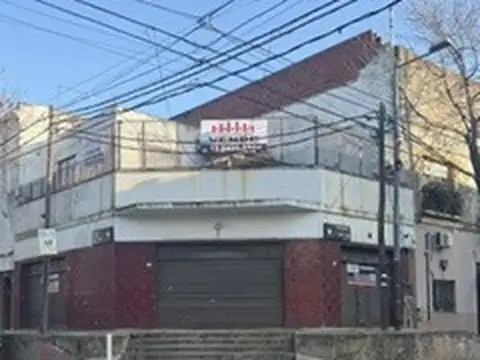 PROPIEDAD MULTIFAMILIAR DE 6 AMB con 2  locales