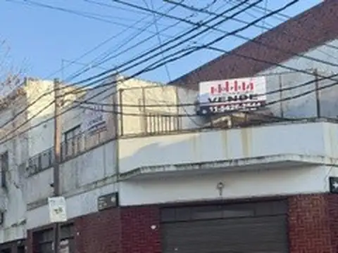 PROPIEDAD MULTIFAMILIAR DE 6 AMB con 2  locales