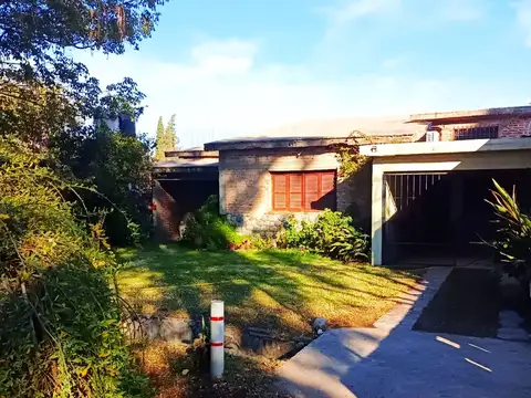 Vendo Casa de 2 dorm. c/ galpón frente al estadio, Centro de San Marcos Sierras.